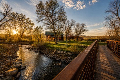 Classic Log Cabin Hideaway with Loft, Balcony & Fireplace in Buffalo, Wyoming - Buffalo, Wyoming - glamping.directory