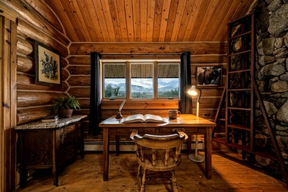 Classic Log Cabin Hideaway with Loft, Balcony & Fireplace in Buffalo, Wyoming - Buffalo, Wyoming - glamping.directory