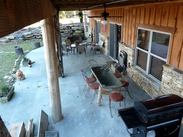Cozy Cabin Rental near Water on Lake Shore Island in Guntersville, Alabama - Guntersville, Alabama - glamping.directory