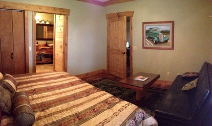 Cozy Cabin Rental near Water on Lake Shore Island in Guntersville, Alabama - Guntersville, Alabama - glamping.directory