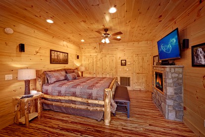 Romantic Getaway Cabin with a Luxurious Hot Tub in Gatlinburg, East Tennessee - Gatlinburg, Tennessee - glamping.directory