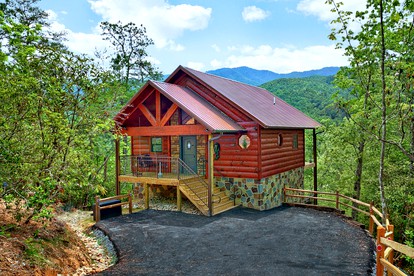 Romantic Getaway Cabin with a Luxurious Hot Tub in Gatlinburg, East Tennessee - glamping.directory