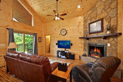 Romantic Getaway Cabin with a Luxurious Hot Tub in Gatlinburg, East Tennessee - Gatlinburg, Tennessee - glamping.directory