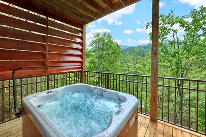 Romantic Getaway Cabin with a Luxurious Hot Tub in Gatlinburg, East Tennessee - Gatlinburg, Tennessee - glamping.directory