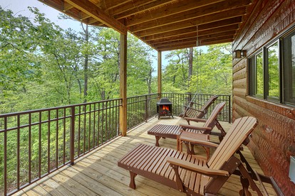 Romantic Getaway Cabin with a Luxurious Hot Tub in Gatlinburg, East Tennessee - Gatlinburg, Tennessee - glamping.directory