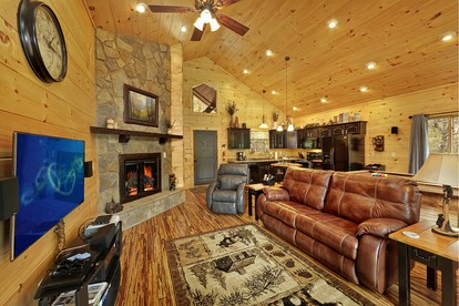 Romantic Getaway Cabin with a Luxurious Hot Tub in Gatlinburg, East Tennessee - Gatlinburg, Tennessee - glamping.directory