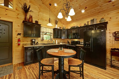 Romantic Getaway Cabin with a Luxurious Hot Tub in Gatlinburg, East Tennessee - Gatlinburg, Tennessee - glamping.directory