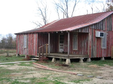 Vintage Riverfront Cabin along the Tallahatchie River in Greenwood, Mississippi - glamping.directory