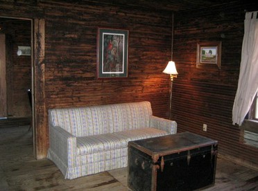 Vintage Riverfront Cabin along the Tallahatchie River in Greenwood, Mississippi - Greenwood, Mississippi - glamping.directory