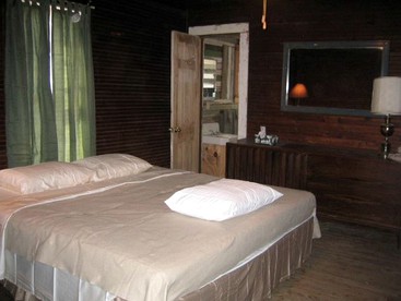 Vintage Riverfront Cabin along the Tallahatchie River in Greenwood, Mississippi - Greenwood, Mississippi - glamping.directory