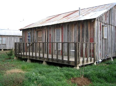 Vintage Riverfront Cabin along the Tallahatchie River in Greenwood, Mississippi - Greenwood, Mississippi - glamping.directory