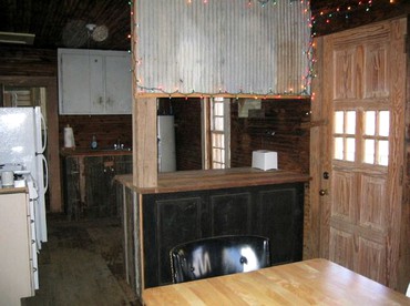 Vintage Riverfront Cabin along the Tallahatchie River in Greenwood, Mississippi - Greenwood, Mississippi - glamping.directory