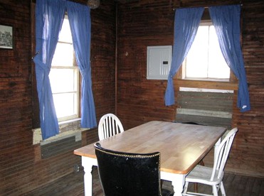 Vintage Riverfront Cabin along the Tallahatchie River in Greenwood, Mississippi - Greenwood, Mississippi - glamping.directory