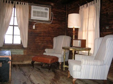 Vintage Riverfront Cabin along the Tallahatchie River in Greenwood, Mississippi - Greenwood, Mississippi - glamping.directory