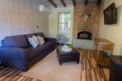 Dog-Friendly Cabin with Spectacular Views of Red Rocks of Oak Creek Canyon near Sedona, Arizona - Sedona, Arizona - glamping.directory