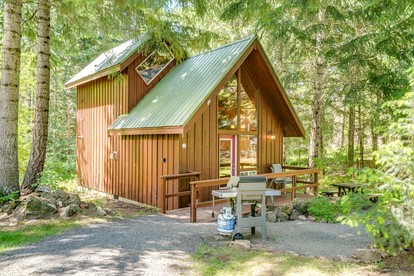 Cozy Cabin Rental with Amazing Hiking and Skiing in the Cascades, Washington - Trout Lake, Washington - glamping.directory