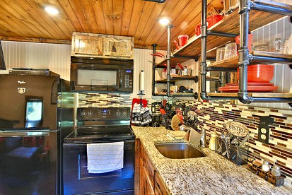 Glamping Caboose Rental Perfect for Families near Clyde, North Carolina - Clyde, North Carolina - glamping.directory