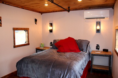 Glamping Caboose Rental Perfect for Families near Clyde, North Carolina - Clyde, North Carolina - glamping.directory