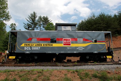 Glamping Caboose Rental Perfect for Families near Clyde, North Carolina - Clyde, North Carolina - glamping.directory