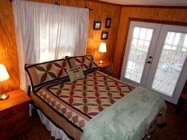 Rustic 18-Person Cabin Rental on Lake Sam Rayburn for Staycation near Houston - Broaddus, Texas - glamping.directory