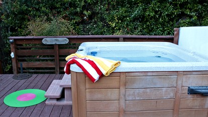 Fantastic Cabin with Games and Swimming Pool in Guerneville, California - Guerneville, California - glamping.directory