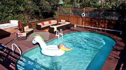 Fantastic Cabin with Games and Swimming Pool in Guerneville, California - Guerneville, California - glamping.directory