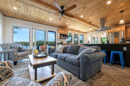 Luxury Lakefront Cabin with Breathtaking Living Spaces in New Hampshire - Conway, New Hampshire - glamping.directory