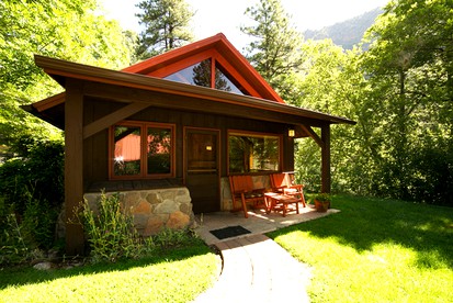 Gorgeous and Spacious Cabin Rental Overlooking Oak Creek Canyon - glamping.directory