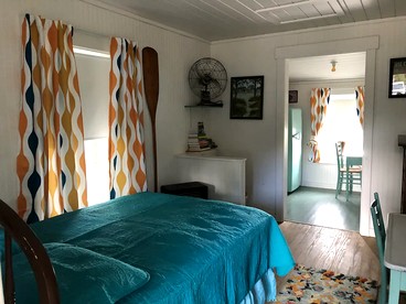 Picturesque Vintage Cabin with Lake Views in Florida - glamping.directory
