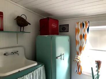 Picturesque Vintage Cabin with Lake Views in Florida - Bradenton, Florida - glamping.directory