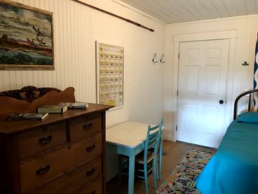 Picturesque Vintage Cabin with Lake Views in Florida - Bradenton, Florida - glamping.directory