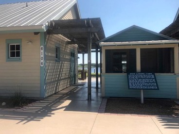 Picturesque Vintage Cabin with Lake Views in Florida - Bradenton, Florida - glamping.directory