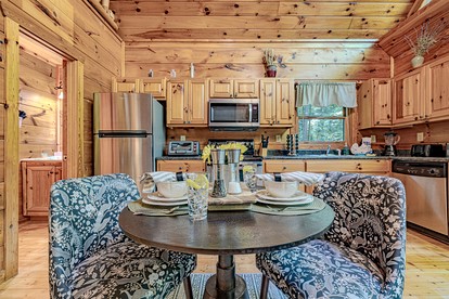 Cozy Smoky Mountain Cabin Escape • Hot Tub, Sauna & Mountain Views near Sevierville, Tennessee - Sevierville, Tennessee - glamping.directory