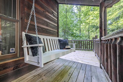 Cozy Smoky Mountain Cabin Escape • Hot Tub, Sauna & Mountain Views near Sevierville, Tennessee - Sevierville, Tennessee - glamping.directory
