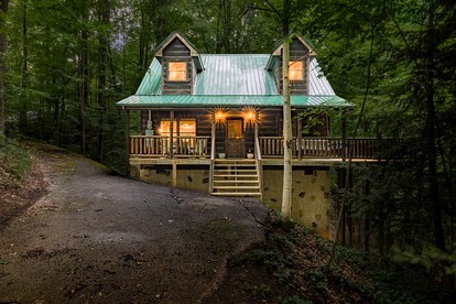 Cozy Smoky Mountain Cabin Escape • Hot Tub, Sauna & Mountain Views near Sevierville, Tennessee - Sevierville, Tennessee - glamping.directory