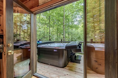 Cozy Smoky Mountain Cabin Escape • Hot Tub, Sauna & Mountain Views near Sevierville, Tennessee - Sevierville, Tennessee - glamping.directory