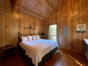 Scenic Waterfront Cabin with Covered Porch Overlooking Private Pond near Zwolle, Louisiana - Zwolle, Louisiana - glamping.directory