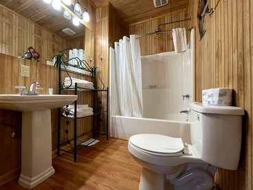 Scenic Waterfront Cabin with Covered Porch Overlooking Private Pond near Zwolle, Louisiana - Zwolle, Louisiana - glamping.directory