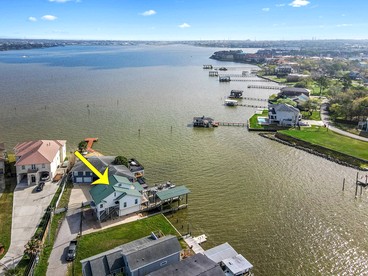 Fabulous Waterfront Home with Private Boat Ramp and Gorgeous Bay Views in League City, Texas - League City, Texas - glamping.directory