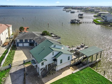 Fabulous Waterfront Home with Private Boat Ramp and Gorgeous Bay Views in League City, Texas - glamping.directory