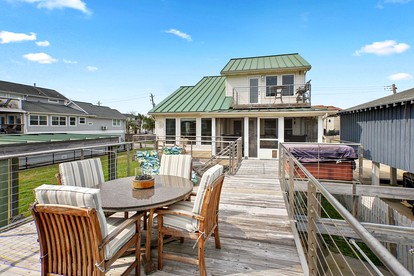 Fabulous Waterfront Home with Private Boat Ramp and Gorgeous Bay Views in League City, Texas - League City, Texas - glamping.directory