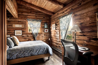 Stunning Secluded Log Cabin with River Access in Paw Paw, Maryland - Paw Paw, Maryland - glamping.directory