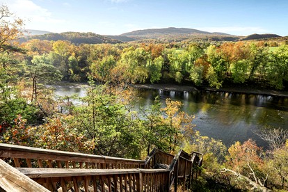 Stunning Secluded Log Cabin with River Access in Paw Paw, Maryland - Paw Paw, Maryland - glamping.directory