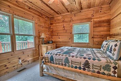 Rural Cabin with Spa Nestled into the Woods in Ohio - Rockbridge, Ohio - glamping.directory