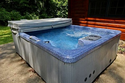 Rural Cabin with Spa Nestled into the Woods in Ohio - Rockbridge, Ohio - glamping.directory