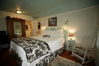 Elegant Waterfront Cottage on Whidbey Island in Langley, Washington - Langley, Washington - glamping.directory