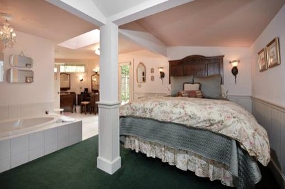 Elegant Waterfront Cottage on Whidbey Island in Langley, Washington - Langley, Washington - glamping.directory