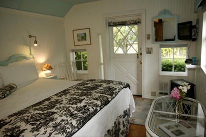 Elegant Waterfront Cottage on Whidbey Island in Langley, Washington - Langley, Washington - glamping.directory