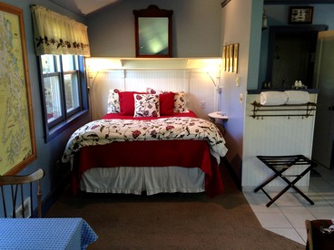 Elegant Waterfront Cottage on Whidbey Island in Langley, Washington - Langley, Washington - glamping.directory