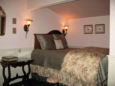 Elegant Waterfront Cottage on Whidbey Island in Langley, Washington - Langley, Washington - glamping.directory